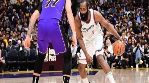 “传奇对决！萨拉赫社交媒体分享与杰拉德赛前合影”